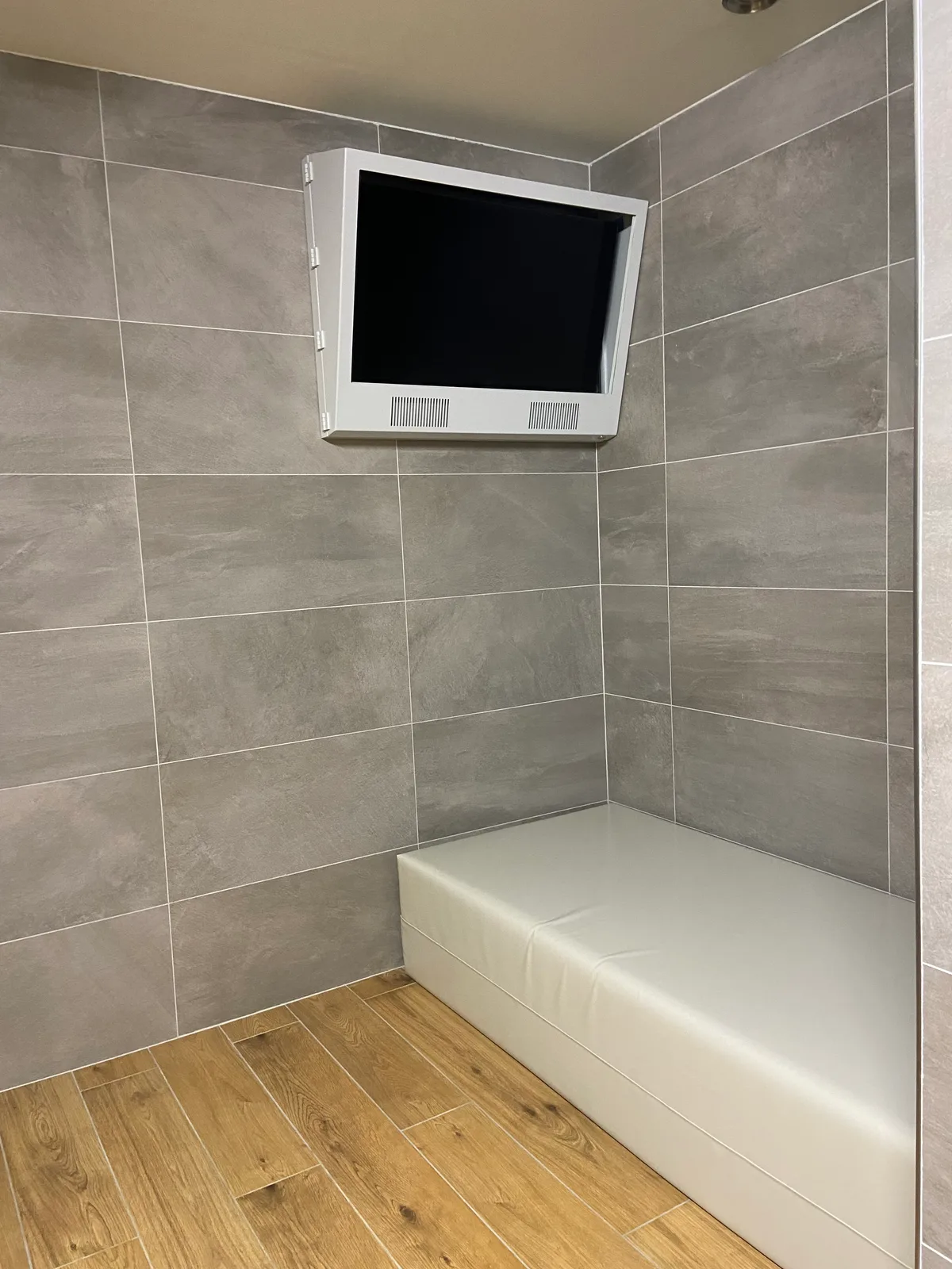 Der Raum ist mit zwei Kameras ausgestattet und wird permanent überwacht. Ein Bett in einer Isolationszelle.